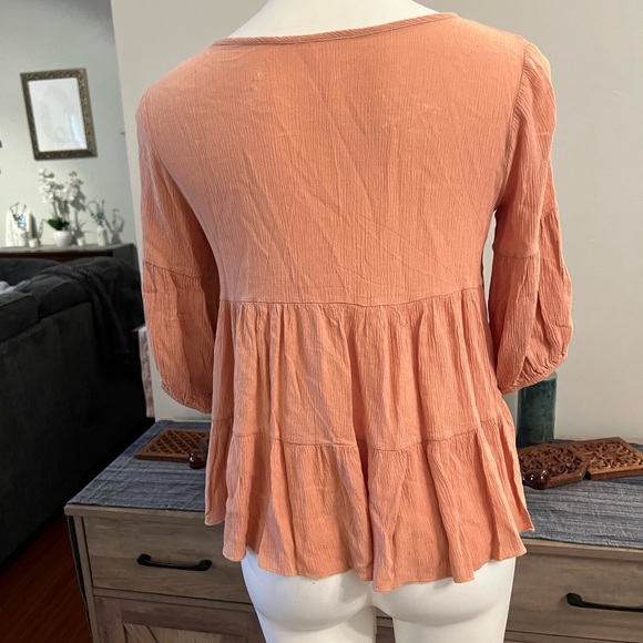 Free Kisses orange flowy top - Picture 3 of 3